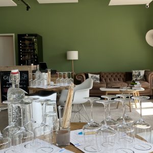 Tisch eingedeckt für Weinprobe